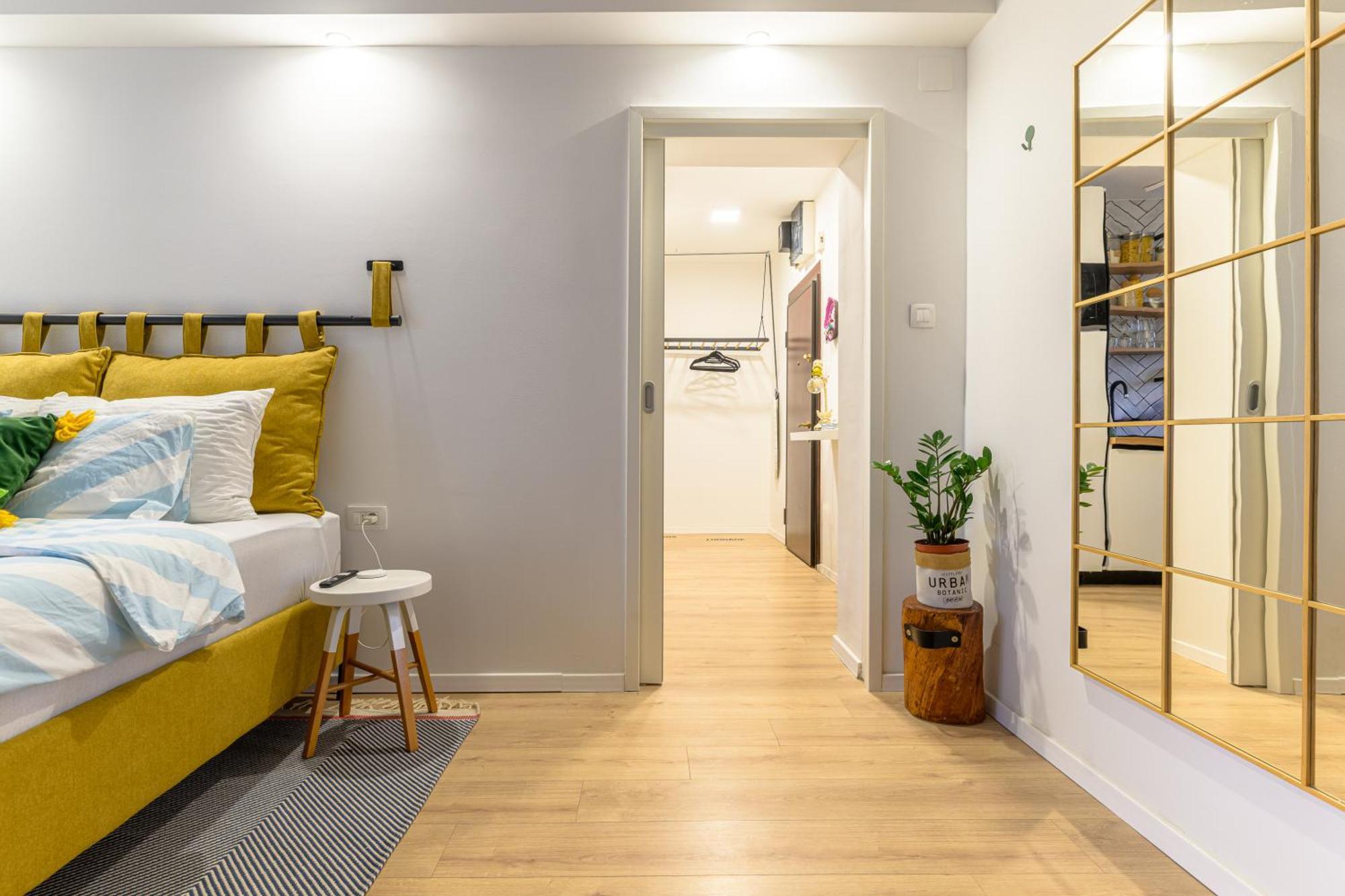 Abroad Apartment *